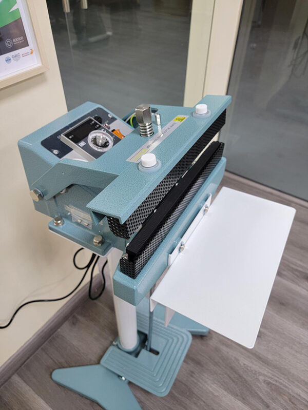 Constant heat sealer on foot